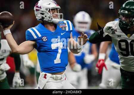 Le quarterback des rebelles OLE Miss Luke Altmyer (7) joue pendant le match du NCAA College Sugar Bowl entre les ours Baylor et les rebelles Ole Miss le samedi 1 janvier 2022 au Caesars Superdome de la Nouvelle-Orléans, Louisiane.Jacob Kupferman/CSM Banque D'Images