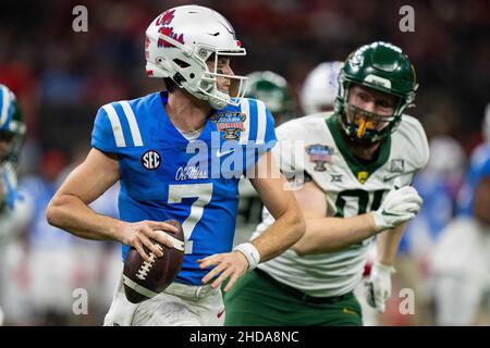 Le quarterback des rebelles OLE Miss Luke Altmyer (7) joue pendant le match du NCAA College Sugar Bowl entre les ours Baylor et les rebelles Ole Miss le samedi 1 janvier 2022 au Caesars Superdome de la Nouvelle-Orléans, Louisiane.Jacob Kupferman/CSM Banque D'Images