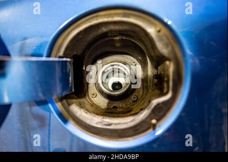 Ouvrez le couvercle et retirez le bouchon du réservoir d'un véhicule prêt à être alimenté en carburant. Banque D'Images