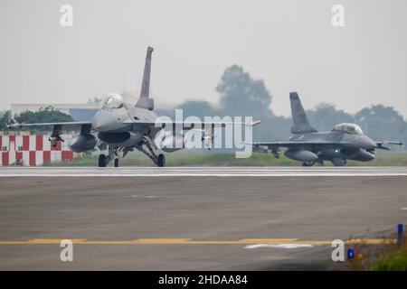 Chiayi, Chiayi, Taïwan.5th janvier 2022.Deux avions de combat F-16V sont vus taxer sur la piste d'un entraînement de décollage d'urgence à la base aérienne, alors que l'armée taïwanaise effectue un exercice d'amélioration de la préparation avant le nouvel an chinois, dans un contexte de menaces croissantes de la Chine.Taiwan fait face à des menaces de plus en plus nombreuses en provenance de Pékin, notamment un nombre record d'avions de guerre de l'APL qui s'envolent dans sa zone d'ADIZ, tandis que les États-Unis approuvent davantage de ventes d'armes à Taipei.(Credit image: © Daniel CEng Shou-Yi/ZUMA Press Wire) Credit: ZUMA Press, Inc./Alamy Live News Banque D'Images