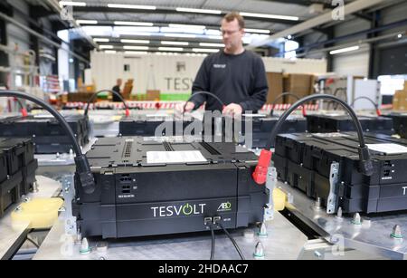 PRODUCTION - 18 novembre 2021, Saxe-Anhalt, Wittenberg: Un employé de Tesvolt GmbH commence la cyclisation des batteries dans l'assurance qualité.Tesvolt développe et construit des systèmes de stockage de batterie pour le commerce et l'industrie.Les systèmes de stockage d'énergie au lithium à base d'oxyde de nickel-manganèse-cobalt peuvent être combinés avec toutes les sources d'énergie régénérative, y compris une centrale thermique et électrique combinée ou une pile à combustible.Selon ses propres informations, la société a déjà réalisé plus de 2200 projets de stockage dans le monde entier.(À dpa 'Wittenberg Technology Company se développe - l'État se concentre sur l'énergie Banque D'Images