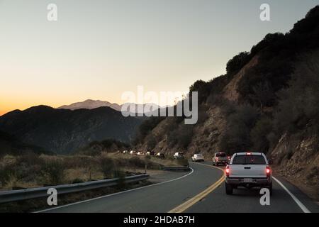 Trafic le long de City Creek Rd. / 330 dans la forêt nationale de San Bernardino, Big Bear Lake, Californie, États-Unis Banque D'Images