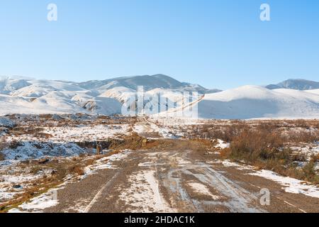 Route de terre vers les montagnes au début de la saison de printemps Banque D'Images