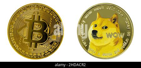 Bitcoin et Dogecoin isolés sur fond blanc.Crypto-monnaie - photo de la pièce physique de bitcoin d'or et de la pièce de Doge.Symbole de crypto Banque D'Images