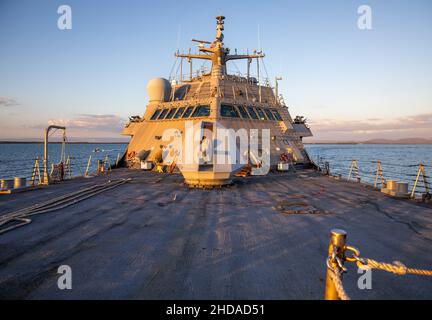 220103-N-HD110-1340 STATION NAVALE GUANTANAMO BAY, CUBA - (JANV3, 2022) -- le navire de combat littoral variante Freedom USS Milwaukee (LCS 5) quitte la station navale de Guantanamo Bay, Cuba, le 3 janvier 2022.Milwaukee est déployée dans la zone d’opérations de la flotte américaine 4th pour appuyer la mission de la Force opérationnelle interagences conjointe Sud, qui comprend des missions de lutte contre le trafic de drogues illicites dans les Caraïbes et le Pacifique oriental.(É.-U.Navy photo by Mass communication Specialist 2nd Class Danielle Baker/Released) Banque D'Images