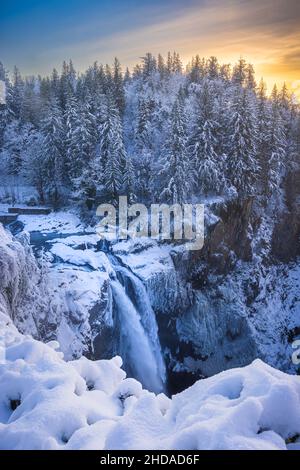 Snoqualmie Falls est une chute d'eau de 268 mètres sur la rivière Snoqualmie entre Snoqualmie et Fall City, Washington, États-Unis. Banque D'Images