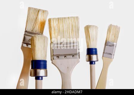 un pinceau trempé dans de la peinture rouge, isolé Banque D'Images