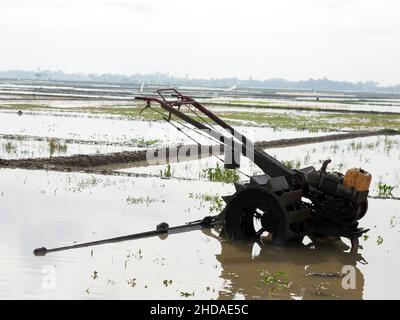 Un tracteur à main est un équipement agricole populaire en Indonésie. Utilisé par les agriculteurs pour travailler sur les rizières. Banque D'Images