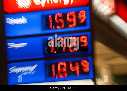 Munich, Allemagne.05th janvier 2022.Les prix du diesel et du super sont sur l'affichage d'une station-service dans le centre-ville.Credit: Peter Kneffel/dpa/Alay Live News Banque D'Images