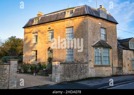 Grande maison cotswold le long de la rue de l'église au coucher du soleil.Moreton, Marsh, Cotswolds, Gloucestershire, Angleterre Banque D'Images