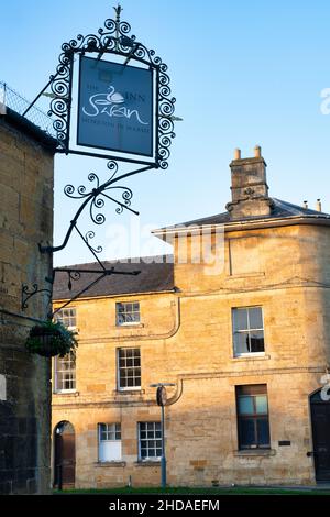 Le panneau Swan Inn au coucher du soleil.Moreton, Marsh, Cotswolds, Gloucestershire, Angleterre Banque D'Images