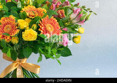 Arrangement floral avec gerberas et roses sur fond clair Banque D'Images