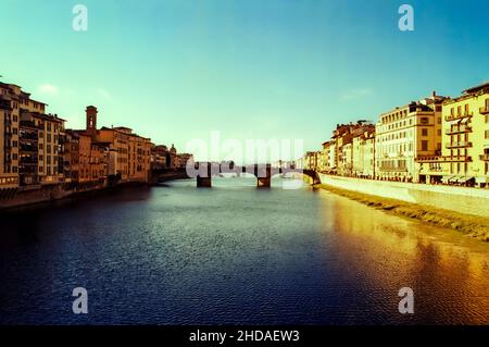 Coucher de soleil sur la rivière Arno et les ponts de Florence, tourné avec la technique du film analogique Banque D'Images