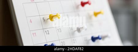 Couleur divers axes sur le pouce tack rappel calendrier Banque D'Images