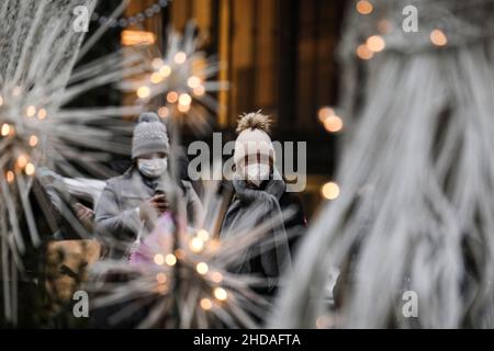 New York, États-Unis.4th janvier 2022.Des gens sont vus au Rockefeller Center à New York, aux États-Unis, le 4 janvier 2022.Presque tous les nouveaux cas de COVID-19 aux États-Unis la semaine dernière ont été liés à la variante Omicron, a rapporté mardi les Centers for Disease Control and Prevention (CDC), car la nouvelle souche hautement transmissible a rapidement dépassé la variante Delta et a déclenché de nouvelles poussées à l'échelle nationale.Crédit : Wang Ying/Xinhua/Alay Live News Banque D'Images