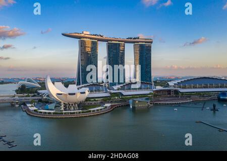 SINGAPOUR - 31 janvier 2020 : photo aérienne du musée Marina Bay Sand and ArtScience Banque D'Images