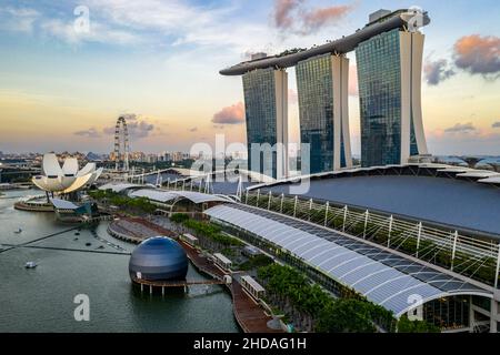 SINGAPOUR - 31 janvier 2020 : photo aérienne du musée Marina Bay Sand and ArtScience Banque D'Images
