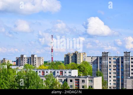 Panorama de la ville de Siauliai avec maison en bloc de type soviétique traditionnelle et tour de télévision Banque D'Images