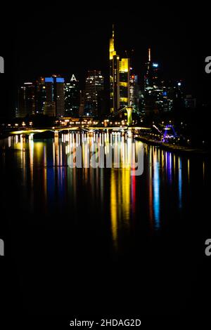 Bâtiments et réflexions de la ville de Francfort sur la rivière principale et le pont ignatz bubis, Allemagne Banque D'Images