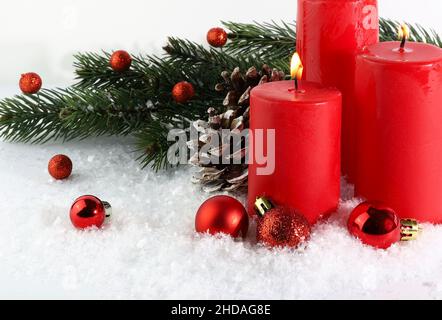 Bougies rouges de Noël décorées de branches et d'ornements en sapin.Carte de Noël.Copier l'espace. Banque D'Images