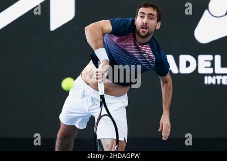 Adélaïde, Australie, 5 janvier 2022.Marin Cilic, de Croatie, sert le ballon lors du match des célibataires ATP entre Thiago Monteiro, du Brésil, et Marin Cilic, de Croatie, le troisième jour du tournoi de tennis international d'Adélaïde à Memorial Drive, le 05 janvier 2022 à Adélaïde, en Australie.Crédit : Peter Mundy/Speed Media/Alay Live News Banque D'Images