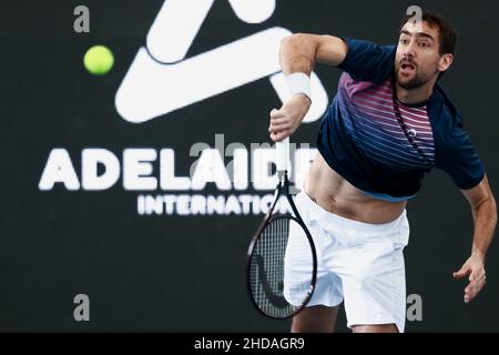 Adélaïde, Australie, 5 janvier 2022.Marin Cilic, de Croatie, sert le ballon lors du match des célibataires ATP entre Thiago Monteiro, du Brésil, et Marin Cilic, de Croatie, le troisième jour du tournoi de tennis international d'Adélaïde à Memorial Drive, le 05 janvier 2022 à Adélaïde, en Australie.Crédit : Peter Mundy/Speed Media/Alay Live News Banque D'Images