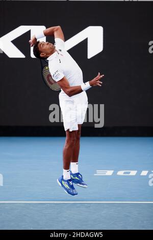 Adélaïde, Australie, 5 janvier 2022.Thiago Monteiro, du Brésil, sert le ballon lors du match des célibataires ATP entre Thiago Monteiro, du Brésil, et Marin Cilic, de Croatie, le troisième jour du tournoi de tennis international d'Adélaïde à Memorial Drive, le 05 janvier 2022 à Adélaïde, en Australie.Crédit : Peter Mundy/Speed Media/Alay Live News Banque D'Images