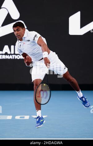 Adélaïde, Australie, 5 janvier 2022.Thiago Monteiro, du Brésil, sert le ballon lors du match des célibataires ATP entre Thiago Monteiro, du Brésil, et Marin Cilic, de Croatie, le troisième jour du tournoi de tennis international d'Adélaïde à Memorial Drive, le 05 janvier 2022 à Adélaïde, en Australie.Crédit : Peter Mundy/Speed Media/Alay Live News Banque D'Images