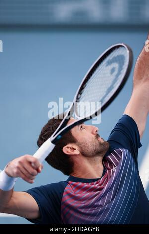 Adélaïde, Australie, 5 janvier 2022.Marin Cilic, de Croatie, sert le ballon lors du match des célibataires ATP entre Thiago Monteiro, du Brésil, et Marin Cilic, de Croatie, le troisième jour du tournoi de tennis international d'Adélaïde à Memorial Drive, le 05 janvier 2022 à Adélaïde, en Australie.Crédit : Peter Mundy/Speed Media/Alay Live News Banque D'Images