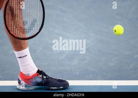 Adélaïde, Australie, 5 janvier 2022.Marin Cilic, de Croatie, sert le ballon lors du match des célibataires ATP entre Thiago Monteiro, du Brésil, et Marin Cilic, de Croatie, le troisième jour du tournoi de tennis international d'Adélaïde à Memorial Drive, le 05 janvier 2022 à Adélaïde, en Australie.Crédit : Peter Mundy/Speed Media/Alay Live News Banque D'Images