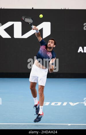 Adélaïde, Australie, 5 janvier 2022.Marin Cilic, de Croatie, sert le ballon lors du match des célibataires ATP entre Thiago Monteiro, du Brésil, et Marin Cilic, de Croatie, le troisième jour du tournoi de tennis international d'Adélaïde à Memorial Drive, le 05 janvier 2022 à Adélaïde, en Australie.Crédit : Peter Mundy/Speed Media/Alay Live News Banque D'Images