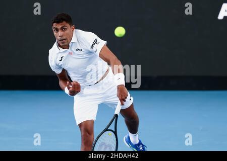 Adélaïde, Australie, 5 janvier 2022.Thiago Monteiro, du Brésil, sert le ballon lors du match des célibataires ATP entre Thiago Monteiro, du Brésil, et Marin Cilic, de Croatie, le troisième jour du tournoi de tennis international d'Adélaïde à Memorial Drive, le 05 janvier 2022 à Adélaïde, en Australie.Crédit : Peter Mundy/Speed Media/Alay Live News Banque D'Images