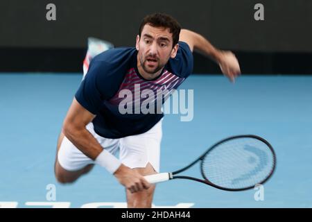 Adélaïde, Australie, 5 janvier 2022.Marin Cilic, de Croatie, sert le ballon lors du match des célibataires ATP entre Thiago Monteiro, du Brésil, et Marin Cilic, de Croatie, le troisième jour du tournoi de tennis international d'Adélaïde à Memorial Drive, le 05 janvier 2022 à Adélaïde, en Australie.Crédit : Peter Mundy/Speed Media/Alay Live News Banque D'Images