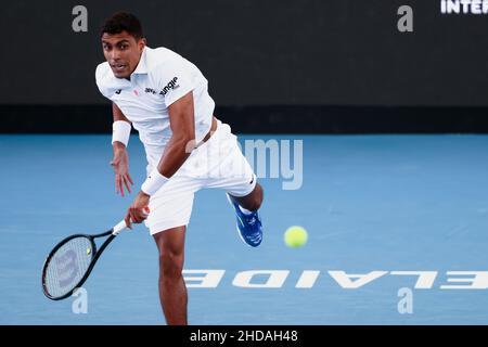 Adélaïde, Australie, 5 janvier 2022.Thiago Monteiro, du Brésil, sert le ballon lors du match des célibataires ATP entre Thiago Monteiro, du Brésil, et Marin Cilic, de Croatie, le troisième jour du tournoi de tennis international d'Adélaïde à Memorial Drive, le 05 janvier 2022 à Adélaïde, en Australie.Crédit : Peter Mundy/Speed Media/Alay Live News Banque D'Images