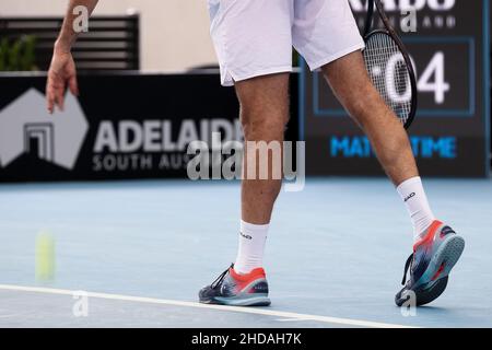 Adélaïde, Australie, 5 janvier 2022.Marin Cilic, de Croatie, sert le ballon lors du match des célibataires ATP entre Thiago Monteiro, du Brésil, et Marin Cilic, de Croatie, le troisième jour du tournoi de tennis international d'Adélaïde à Memorial Drive, le 05 janvier 2022 à Adélaïde, en Australie.Crédit : Peter Mundy/Speed Media/Alay Live News Banque D'Images