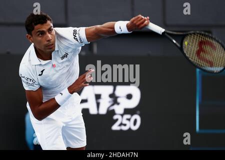 Adélaïde, Australie, 5 janvier 2022.Thiago Monteiro, du Brésil, sert le ballon lors du match des célibataires ATP entre Thiago Monteiro, du Brésil, et Marin Cilic, de Croatie, le troisième jour du tournoi de tennis international d'Adélaïde à Memorial Drive, le 05 janvier 2022 à Adélaïde, en Australie.Crédit : Peter Mundy/Speed Media/Alay Live News Banque D'Images