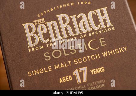 ÉDIMBOURG, ÉCOSSE - 04 JANVIER 2022 : boîte de whisky single malt BENRIACH de 17 ans, l'un des whiskys les plus célèbres d'Écosse. Banque D'Images