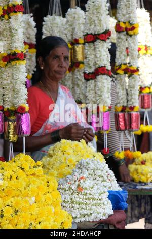 20 décembre 2021, guirlande colorée fleur vendre dans les étals du marché à Karnataka, Inde, ces fleurs sont utilisées pour les décorations de mariage, temple c Banque D'Images