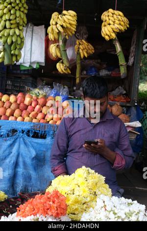 20 décembre 2021, guirlande colorée fleur vendre dans les étals du marché à Karnataka, Inde, ces fleurs sont utilisées pour les décorations de mariage, temple c Banque D'Images