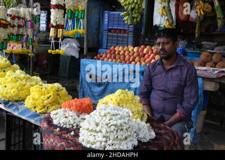 20 décembre 2021, guirlande colorée fleur vendre dans les étals du marché à Karnataka, Inde, ces fleurs sont utilisées pour les décorations de mariage, temple c Banque D'Images