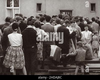 La série de photos d'archivel dépeint l'interdiction de voyager entre Berlin est et Ouest en août 1961 et montre la construction de barricades qui pourraient éventuellement être Banque D'Images