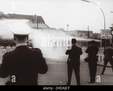 Crise de Berlin en 1961.Série de photos d'archivel dépeint l'interdiction de voyager entre Berlin est et Ouest en août 1961 et montre la construction de barricades Banque D'Images