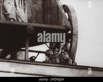 Crise de Berlin en 1961.Patrouilles est-allemandes près de la porte de Brandebourg.La série de photos d'archivel dépeint l'interdiction de voyager entre l'est et Wes en août 1961 Banque D'Images