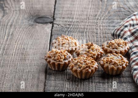 Tartes aux noix sur une table en bois rustique Banque D'Images