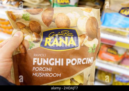 Tyumen, Russie-02 décembre 2021 : logo Rana sur l'emballage des champignons funghi porcini ravioli.Mise au point sélective Banque D'Images