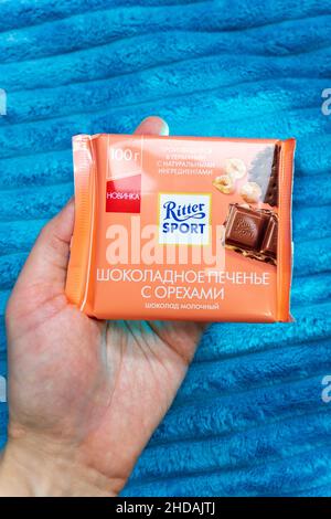 Tyumen, Russie-23 décembre 2021: Biscuits de chocolat Ritter sport avec noix, chocolat au lait. Banque D'Images