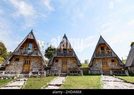 Rangée de maisons triangulaires en pierre de deux étages.Monténégro, nord Banque D'Images