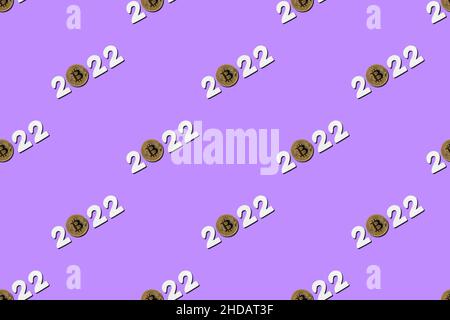 Bitcoin 2022 crypto-monnaie modèle sans couture sur fond violet.Prix, valeur future du concept de prédiction de crypto de BTC. Banque D'Images