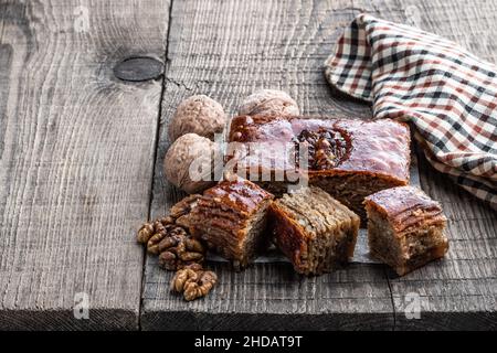 Dessert arabe traditionnel, baklava sur une table en bois Banque D'Images