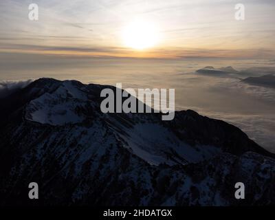 Monte Baldo avec une mer de nuage Banque D'Images